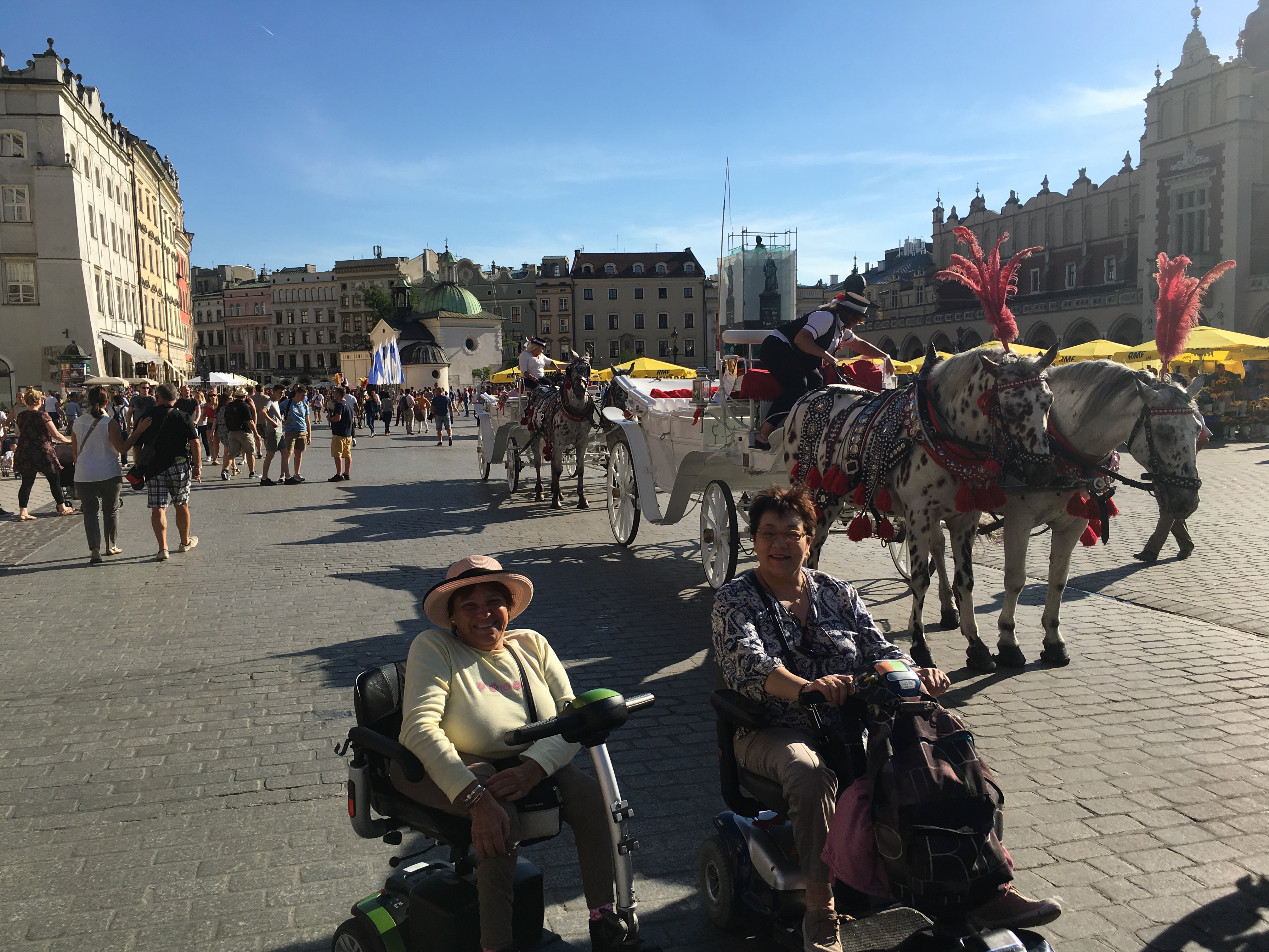 2 usuarias de silla de ruedas en la plaza de Cracovia