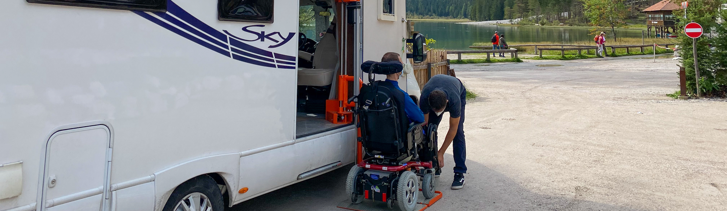 Viaje en autocaravana adaptada para personas con discapacidad en silla de ruedas