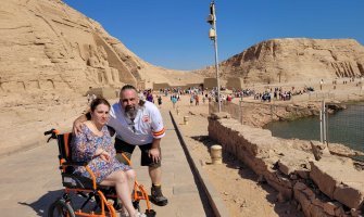 Un usuario de silla de ruedas disfrutando de las vistas de los monumentos de Egipto