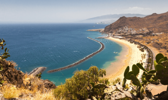 Imágen de una playa accesible en Tenerife vista desde arriba