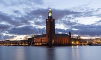 Foto del ayuntamiento de Estocolmo tomada desde el mar al atardecer