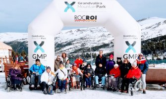 Grupo de viajeros con discapacidad en la nieve durante un viaje grupal en Andorra