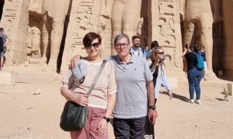 Una pareja disfrutando de un viaje adaptado a Egipto