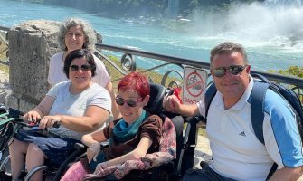 Una familia disfrutando un viaje accesible a Canada en silla de ruedas
