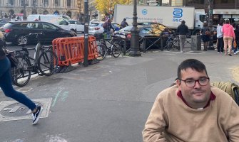 Foto de un usuario de silla de ruedas paseando por Paris
