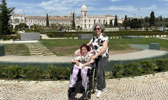 Dos amigas, una de ellas usuaria de silla de ruedas en la ciudad de Belem en Lisboa