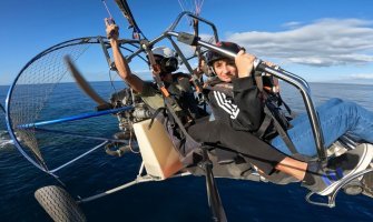 Persona con discapacidad realizando un vuelo adaptado en Parapente