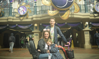 Familia en Disney, la mamá está sentada en su scooter de movilidad