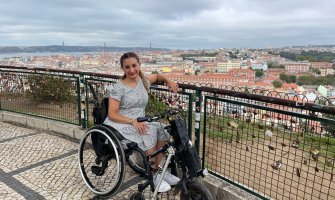 Foto de una persona visitando Lisboa en silla de ruedas