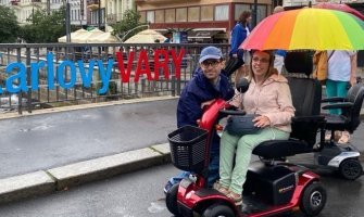 Una pareja de personas con movilidad reducida en un puente en Praga