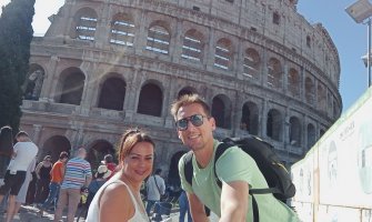Una pareja con el Coliseo de Roma de fondo