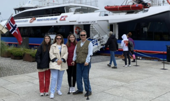 Una familia a punto de subir a un ferry para navegar por un fiordo en Noruega