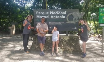 Persona con discapacidad viajando por Costa Rica con su familia