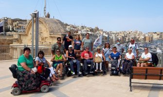 Turismo accesible en Malta de un grupo en silla de ruedas