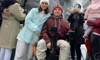 Viajero en silla de ruedas en Noruega haciendo una navegacion accesible