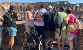 Persona con discapacidad en silla de ruedas visitando El Coliseo de Roma