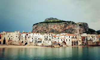 Foto de un pueblo de Sicilia tomada desde el mar.