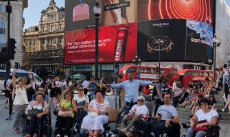 Grupo de usuarios de silla de ruedas en un viaje adaptado a Londres en Picadilly Circus