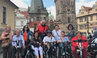 Un grupo de usuarios de silla de ruedas sobre el Puente de Carlos en Praga